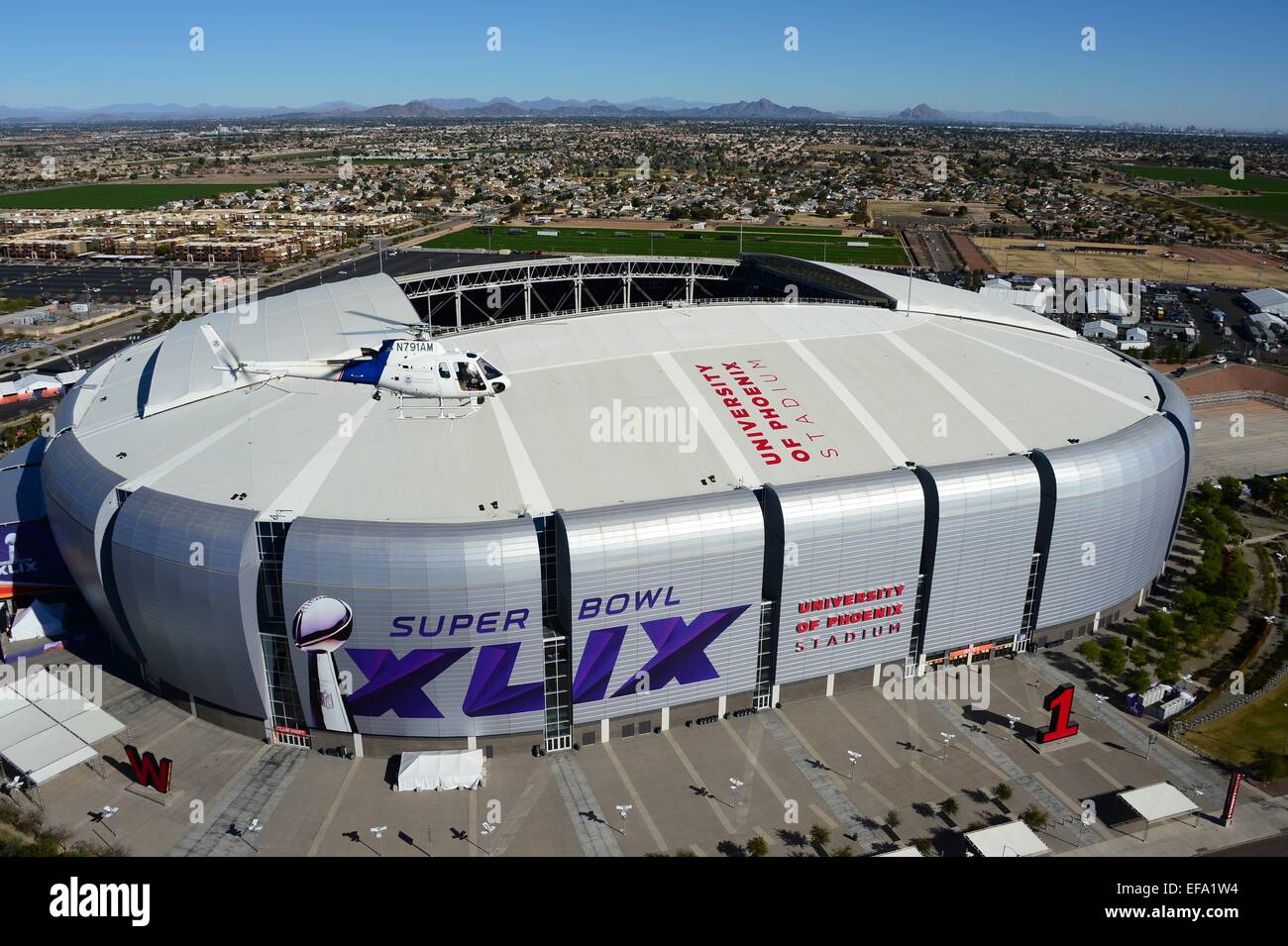 U.S. Customs and Border Patrol Hubschrauber auf Patrouille über die University of Phoenix Stadium in Vorbereitung für American Football Super Bowl XLIX 24. Januar 2015 in Glendale, Arizona. Stockfoto