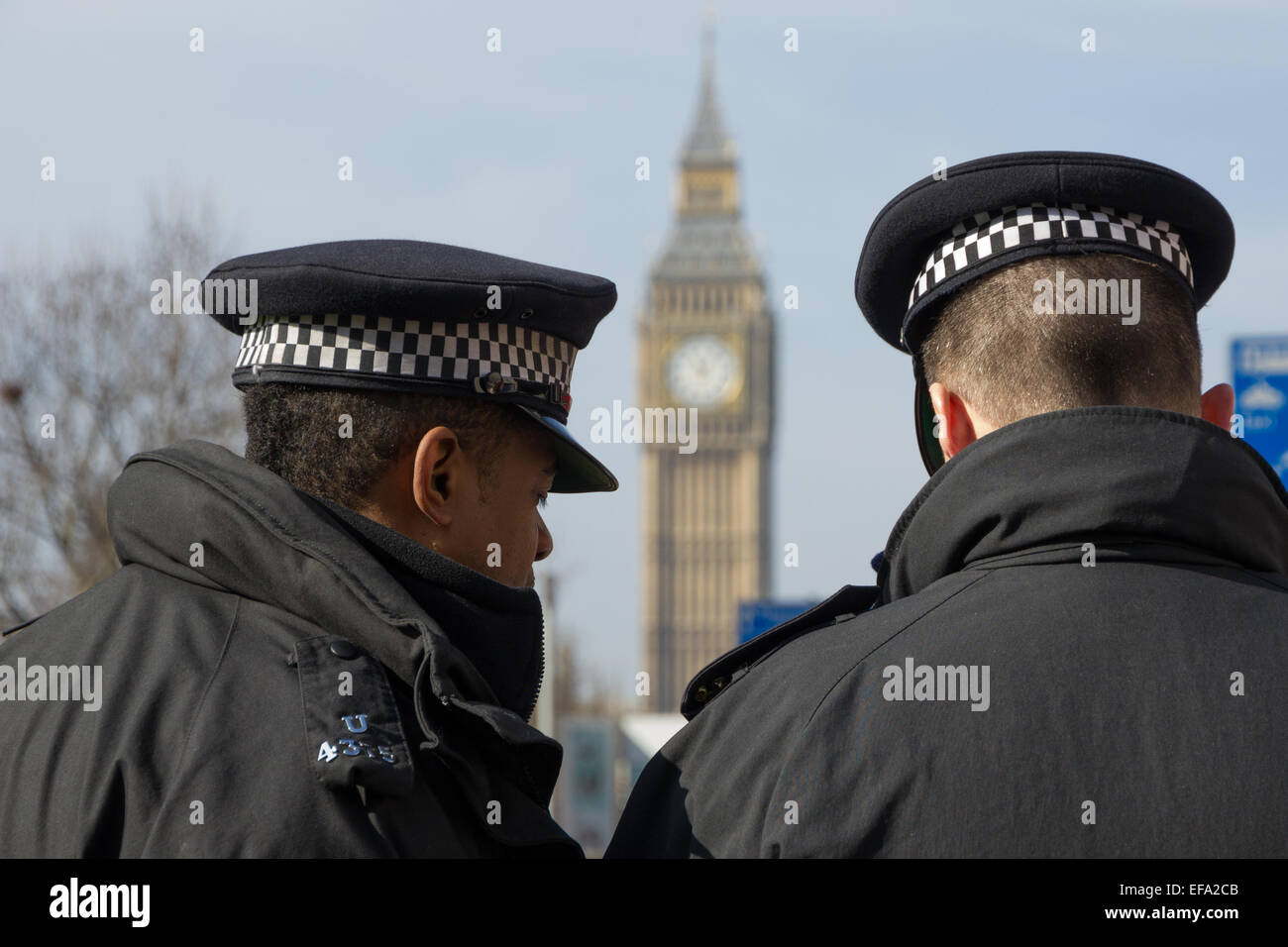 Zwei Londoner Metropolitan Police Officers mit Blick auf Big Ben Stockfoto