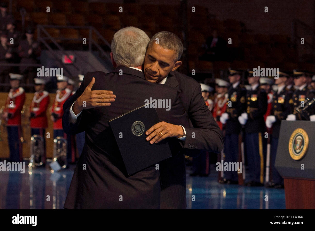 US Präsident Barack Obama umarmt Verteidigungsminister Chuck Hagel während ein Abschied Tribut Regierungsausschuss Hall zur Joint Base Myer-Henderson Halle 28. Januar 2015 in Arlington, VA. Hagel ist am Ende des Monats nach zwei Jahren an der Spitze das Pentagon verlassen. Stockfoto