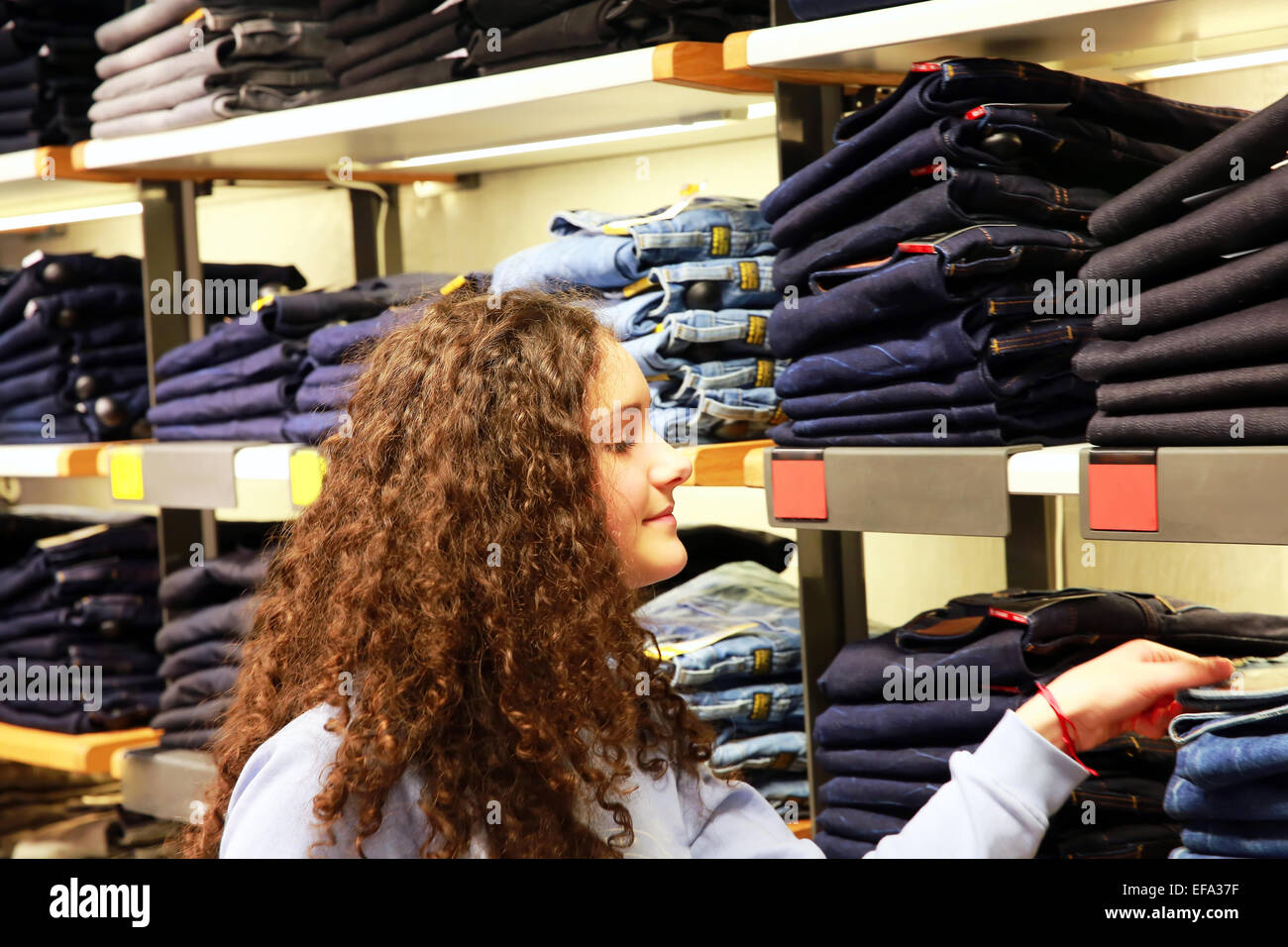 Teenager-Mädchen shopping für Kleidung und Accessoires Stockfoto