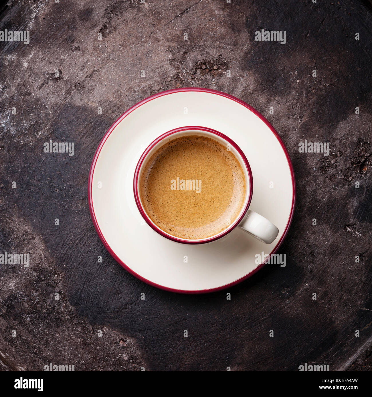 Kaffeetasse auf dunklen strukturierten Hintergrund Stockfoto
