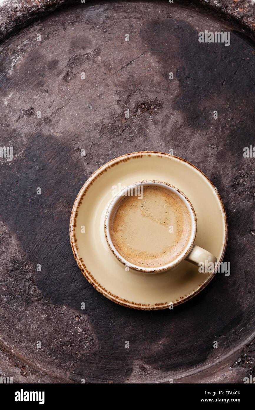 Kaffeetasse auf dunklen strukturierten Hintergrund Stockfoto