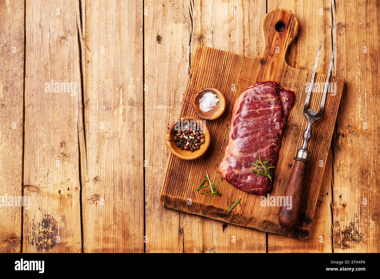 Rohes Frischfleisch Steak Machete mit Salz und Pfeffer auf hölzernen Hintergrund Stockfoto