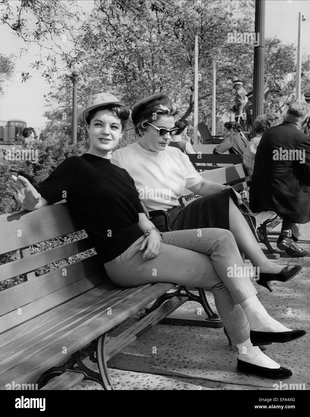 ROMY SCHNEIDER & MAGDA SCHNEIDER SCHAUSPIELERIN MIT MUTTER (1958) Stockfoto