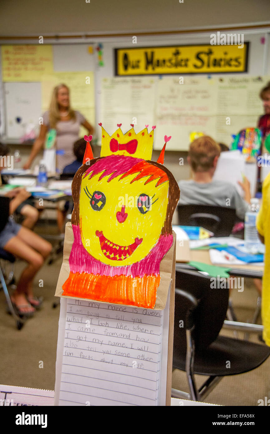 Gemischtrassig Schüler in Irvine, CA, Grundschule schreiben Klasse werden ermutigt, Ausschnitt Kunstwerk Monster als Thema Themen nutzen zu schaffen. Hinweis-Schild im Hintergrund. Stockfoto