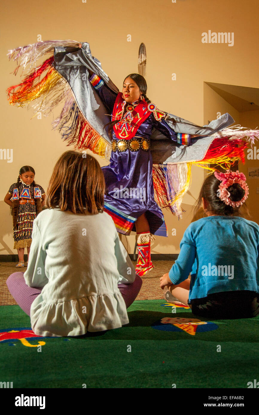 Bevor ein jugendliches Publikum führt ein Navajo-Indianer die nur für  Frauen Phantasie Schal-Tanz in tribal Kostüm während einer Aufführung von  indianischen Tänzen in die Laguna Niguel, CA, Stadtbibliothek Hinweis  jüngere Schwester auf