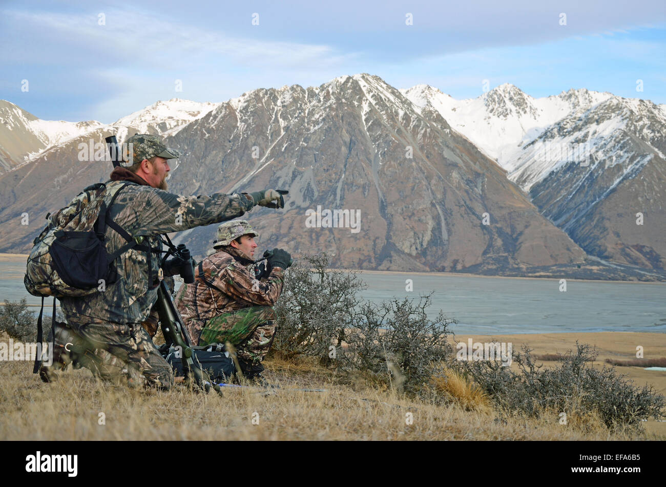 Jäger suchen Wildtiere wie Rothirsch, Damwild, Gemsen oder Himalaya-Tahr in der Südalpen Neuseelands Stockfoto