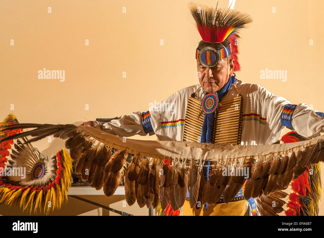 Ein Navajo indische Tänzerin tragen volle tribal Kostüm breitet sich seine Federn vor Durchführung der traditionellen Adler-Tanz an einem Abend der Kultur der amerikanischen Ureinwohner in der Laguna Niguel, CA, Stadtbibliothek. Stockfoto
