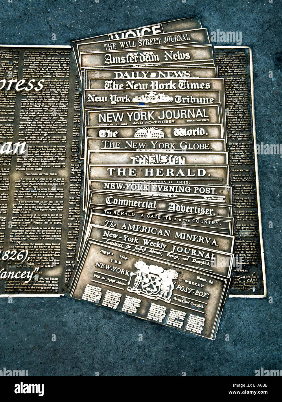Eine Auswahl an New York City Zeitungen vergangenen und gegenwärtigen Titelseiten schmückt in Metall gegossen, einen Manhattan Bürgersteig. Stockfoto