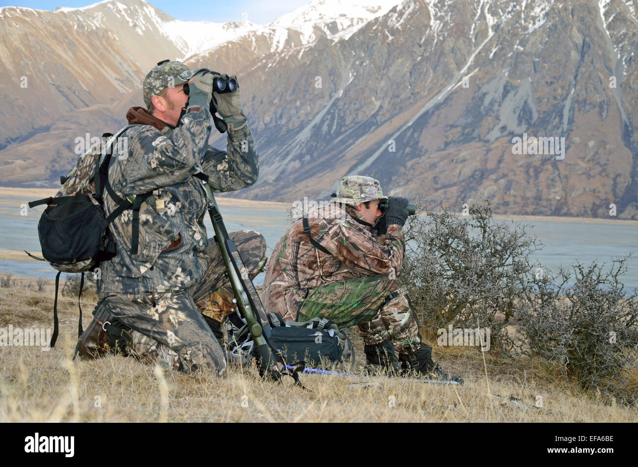 Jäger suchen Wildtiere wie Rothirsch, Damwild, Gemsen oder Himalaya-Tahr in der Südalpen Neuseelands Stockfoto