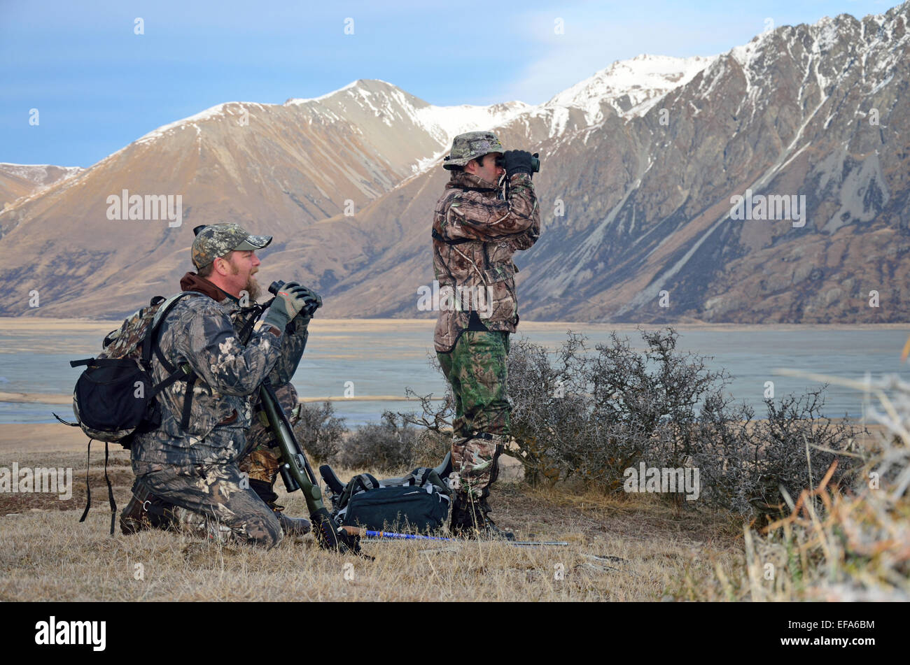Jäger suchen Wildtiere wie Rothirsch, Damwild, Gemsen oder Himalaya-Tahr in der Südalpen Neuseelands Stockfoto