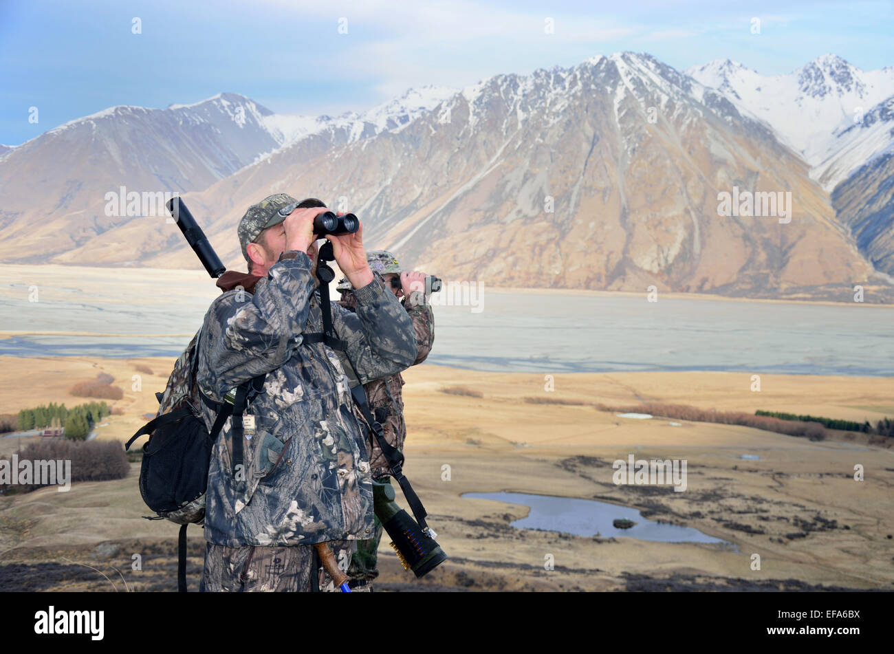 Jäger suchen Wildtiere wie Rothirsch, Damwild, Gemsen oder Himalaya-Tahr in der Südalpen Neuseelands Stockfoto