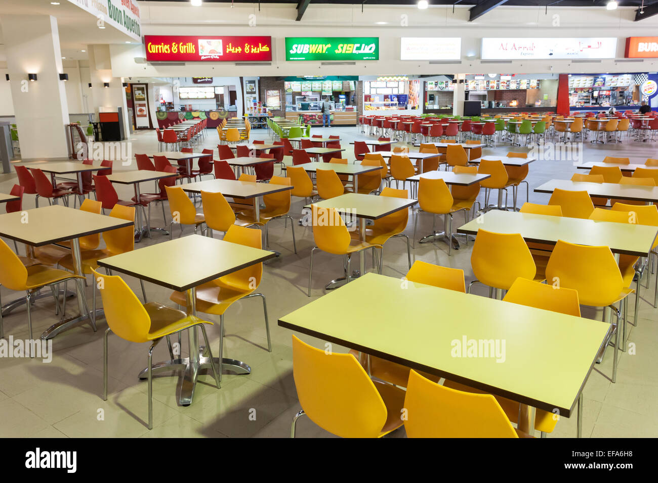 Food-Court in Dubai Outlet Mall. Das Einkaufszentrum ist Teil des Dubai Outlet City in Dubai. Stockfoto