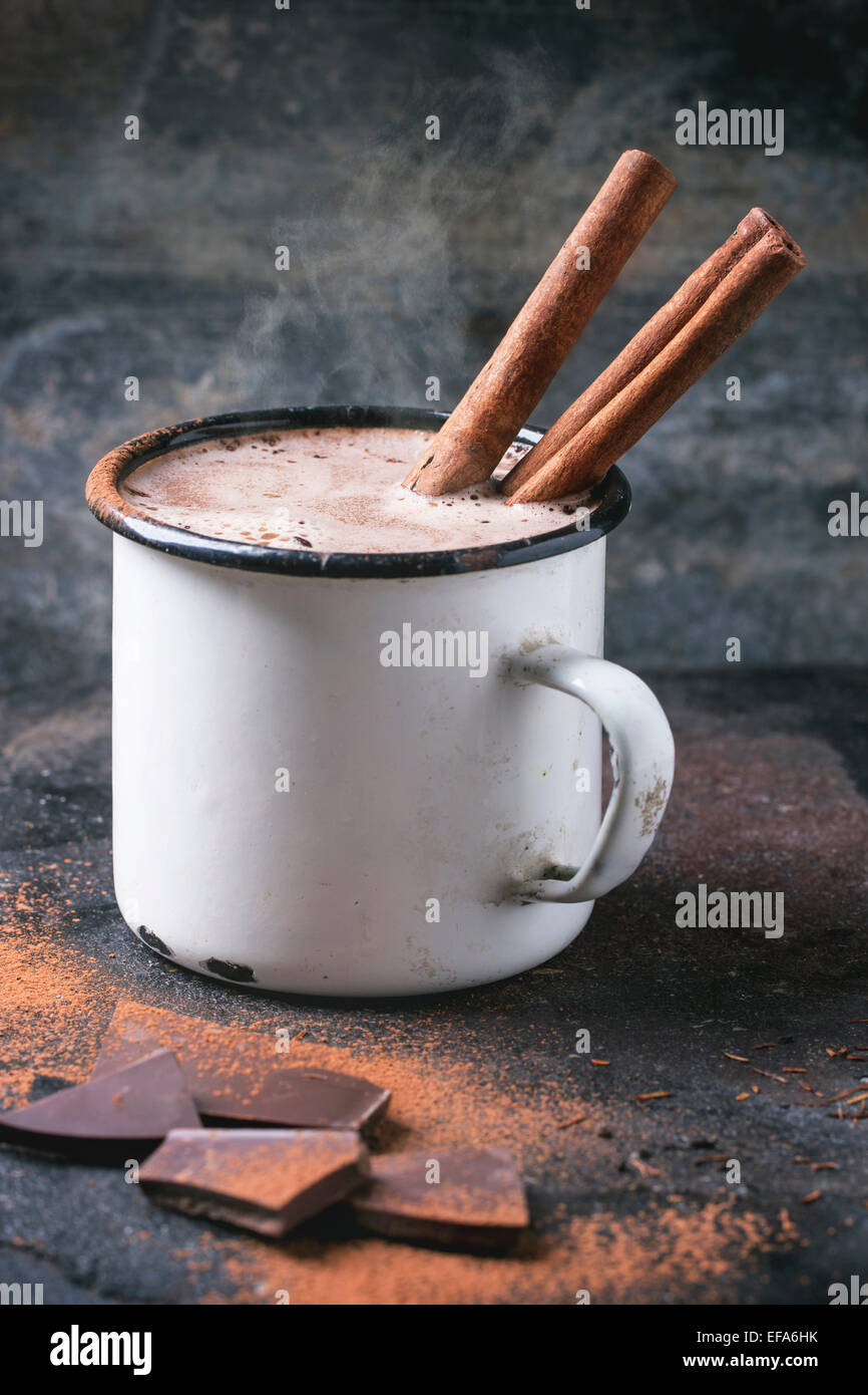 Vintage Tasse heiße Schokolade mit Zimt-sticks auf dunklem Hintergrund Stockfoto