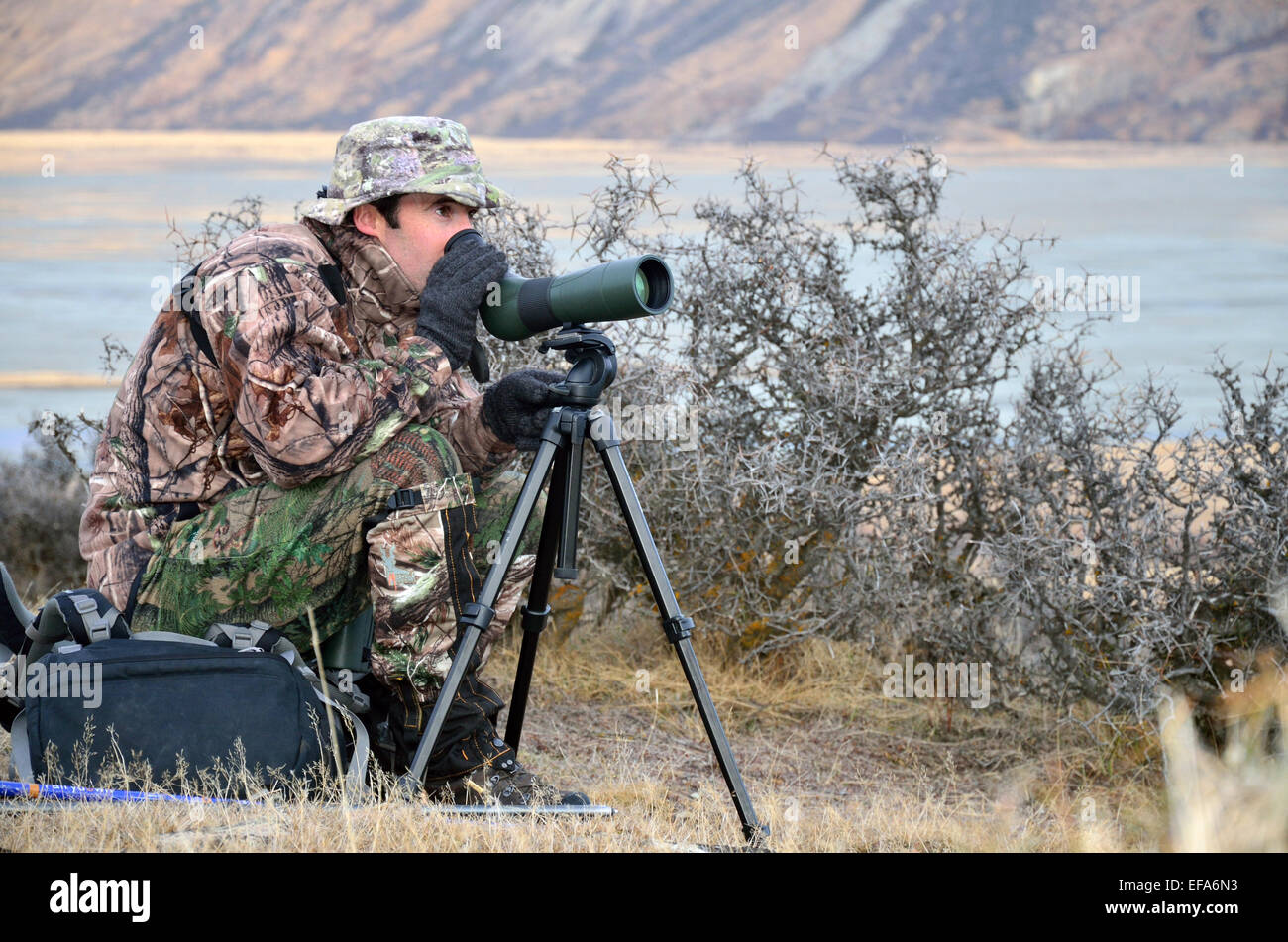 Hunter sucht Spiel Tiere wie Rotwild, Damwild, Gemsen oder Himalaya-Tahr in der Südalpen Neuseelands Stockfoto