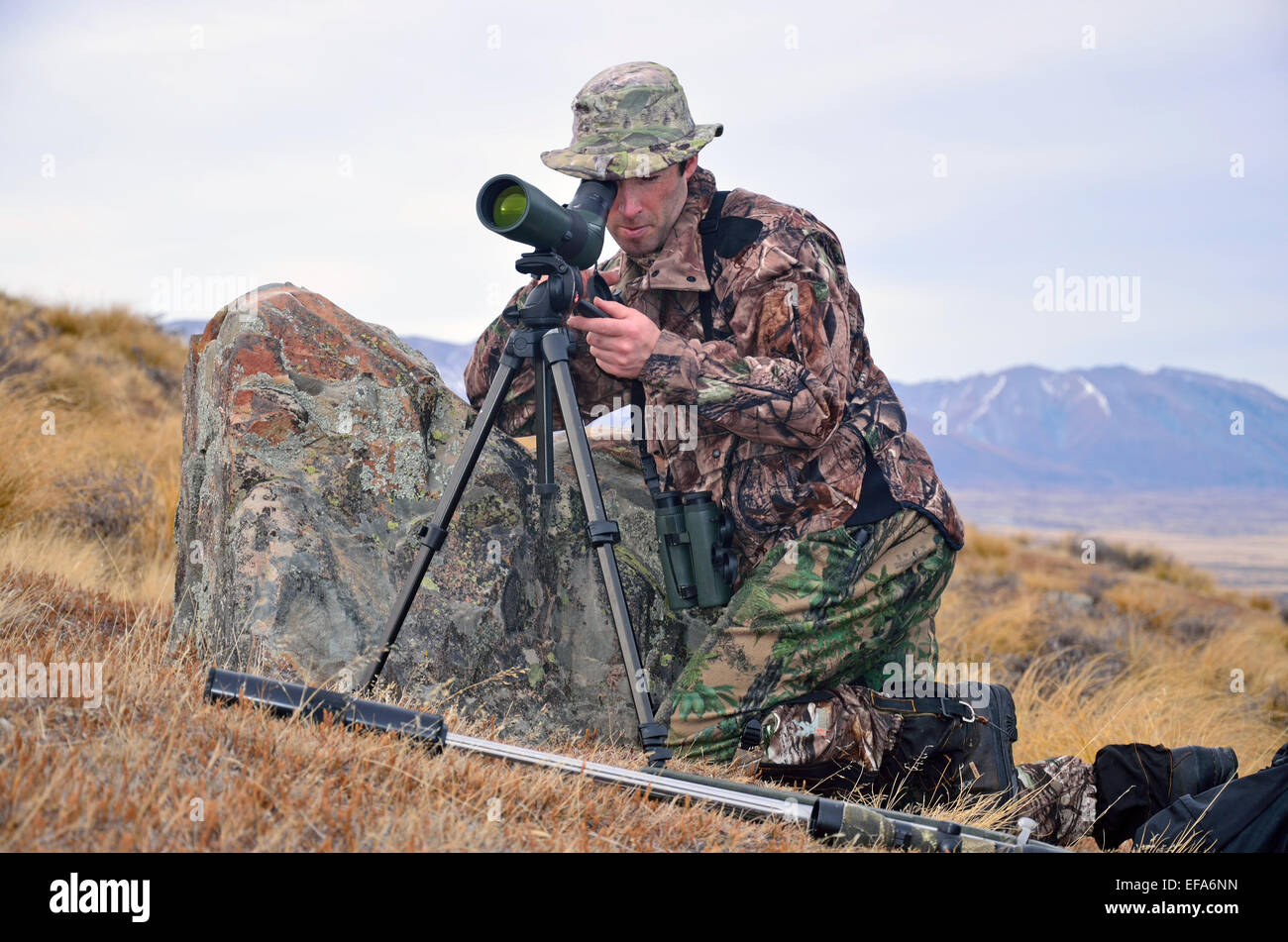 Ein Jäger sucht Spiel Tiere wie Rotwild, Damwild, Gemsen oder Himalaya-Tahr in der Südalpen Neuseelands Stockfoto