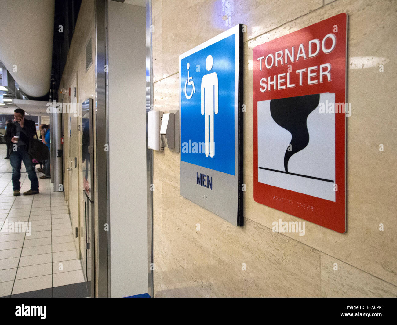 Eine öffentliche Toilette dient auch als ein Tornado Shelter am Flughafen Lambert-St. Louis in Missouri. Stockfoto