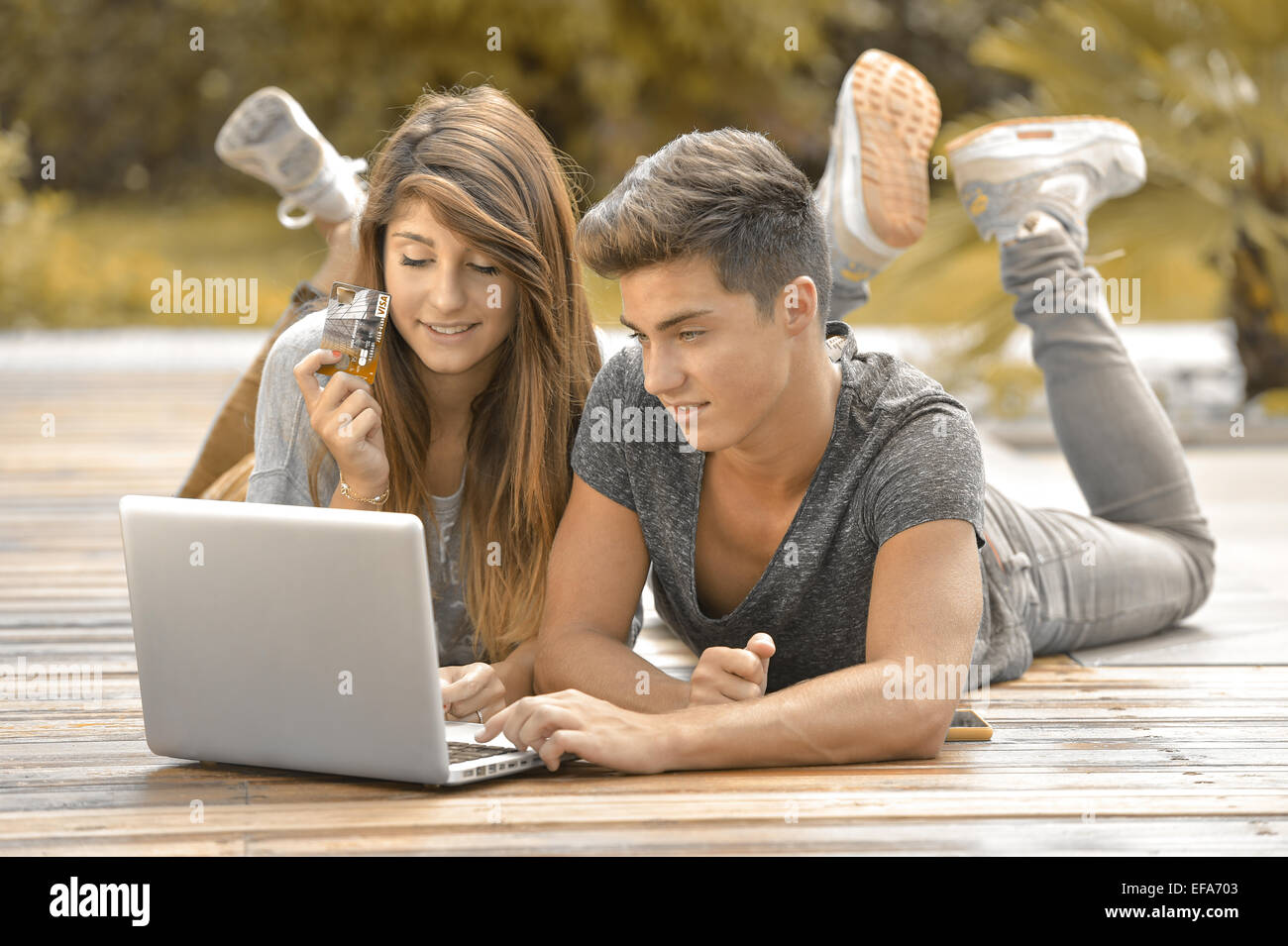 Junges Paar macht Einkäufe im Internet-online-banking Stockfoto