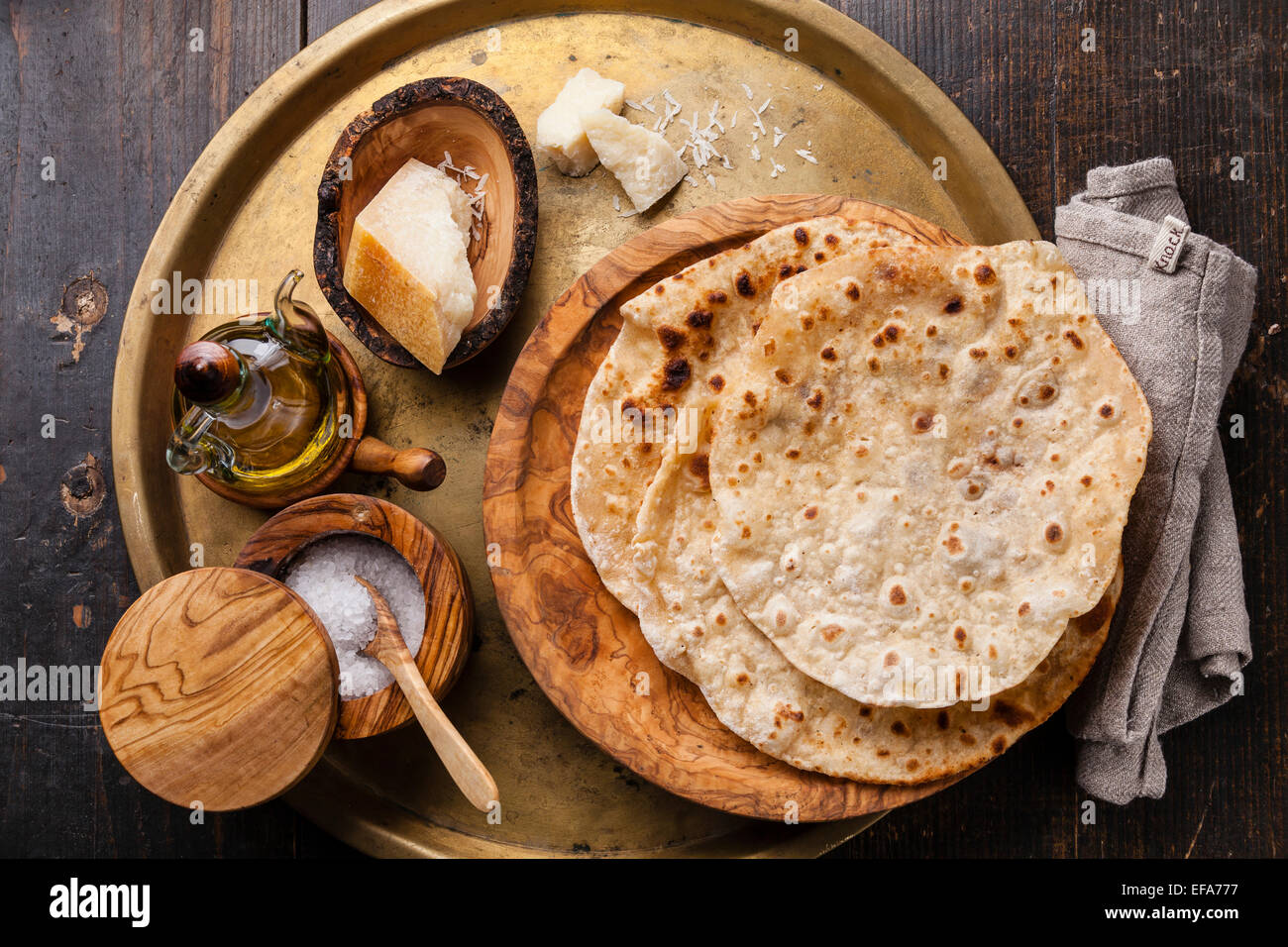 Gebratene Tortilla mit Käse auf Oliven Holzplatte auf Metall Hintergrund Stockfoto