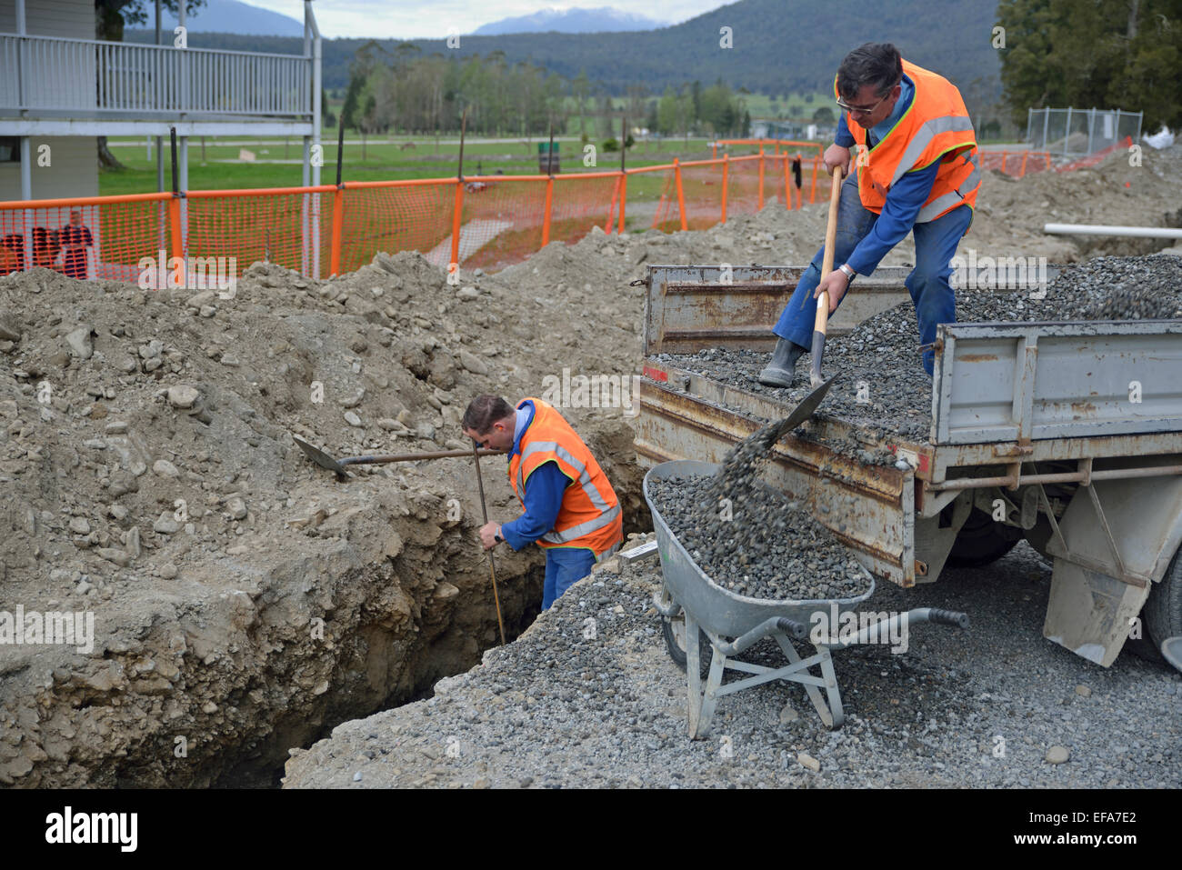Handwerker geben Sie einen neuen Abfluss von Regenwasser Stockfoto