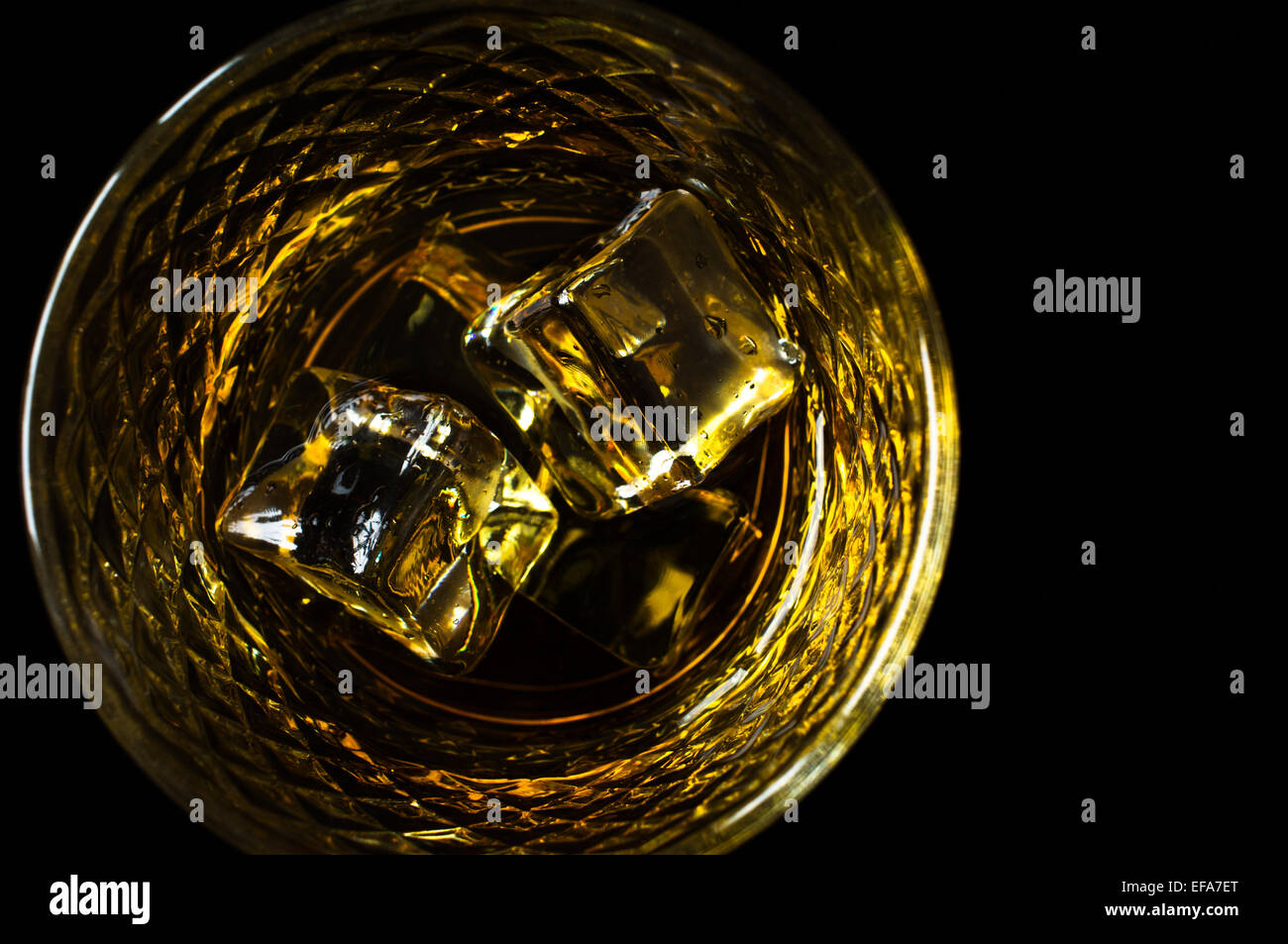 Bourbon Whiskey mit Eis auf einem schwarzen Hintergrund Stockfoto