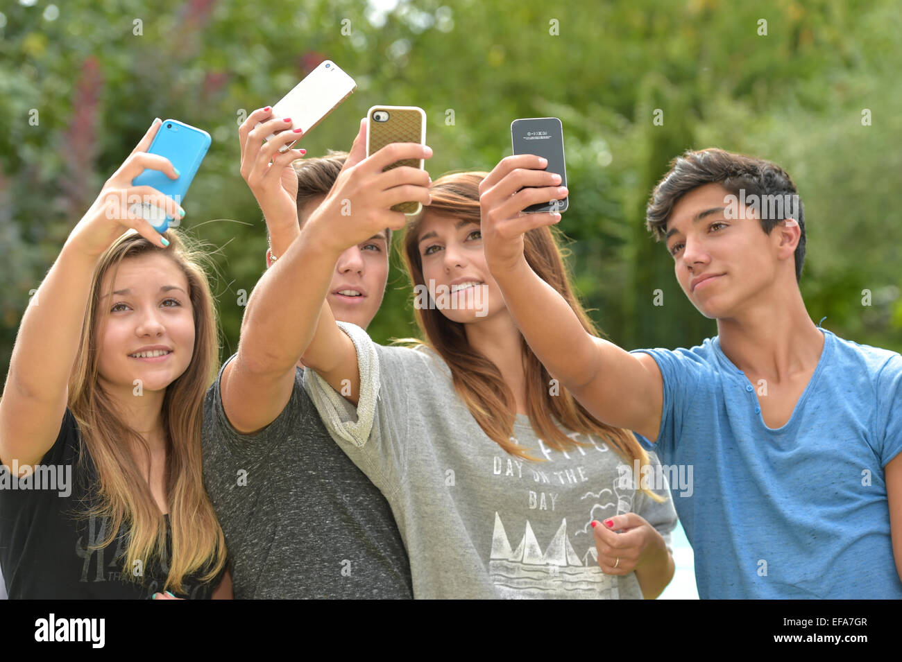 Jugendliche nur Hände heben Smartphones Stockfoto