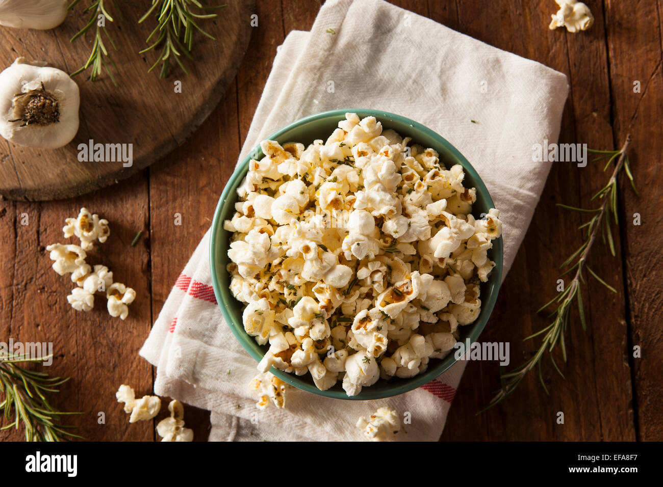 Hausgemachten Rosmarin Kräuter und Käse Popcorn in eine Schüssel geben Stockfoto