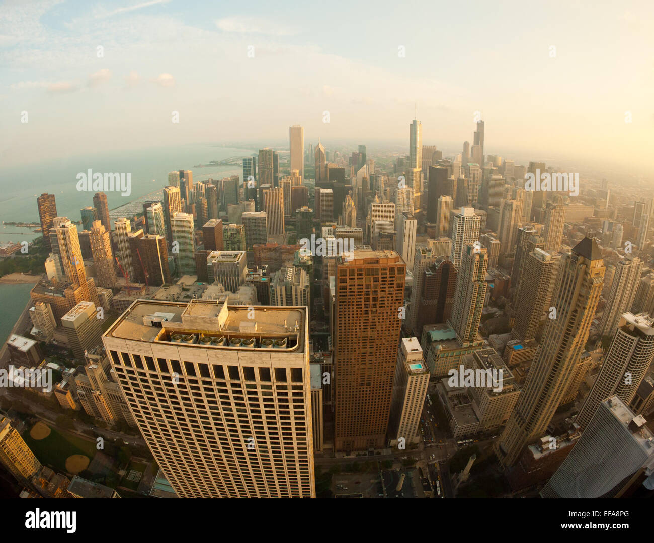 Ein Fischauge, aerial Blick auf North Michigan Avenue (Magnificent Mile), Lake Michigan und Chicago von 360 CHICAGO gesehen. Stockfoto