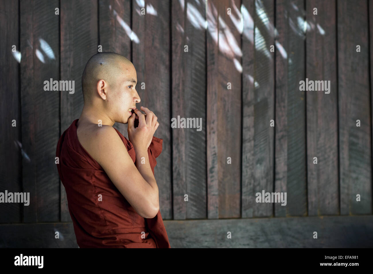 Junge burmesische Novize eine Frage seines Lehrers. Buddhisten in Myanmar gehören vor allem der Theravada-Tradition. Stockfoto