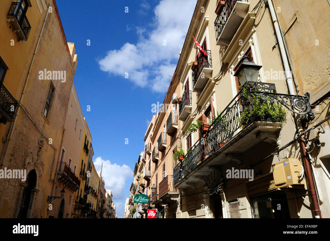 Typische Straße in der historischen Altstadt von Trapani Stockfoto