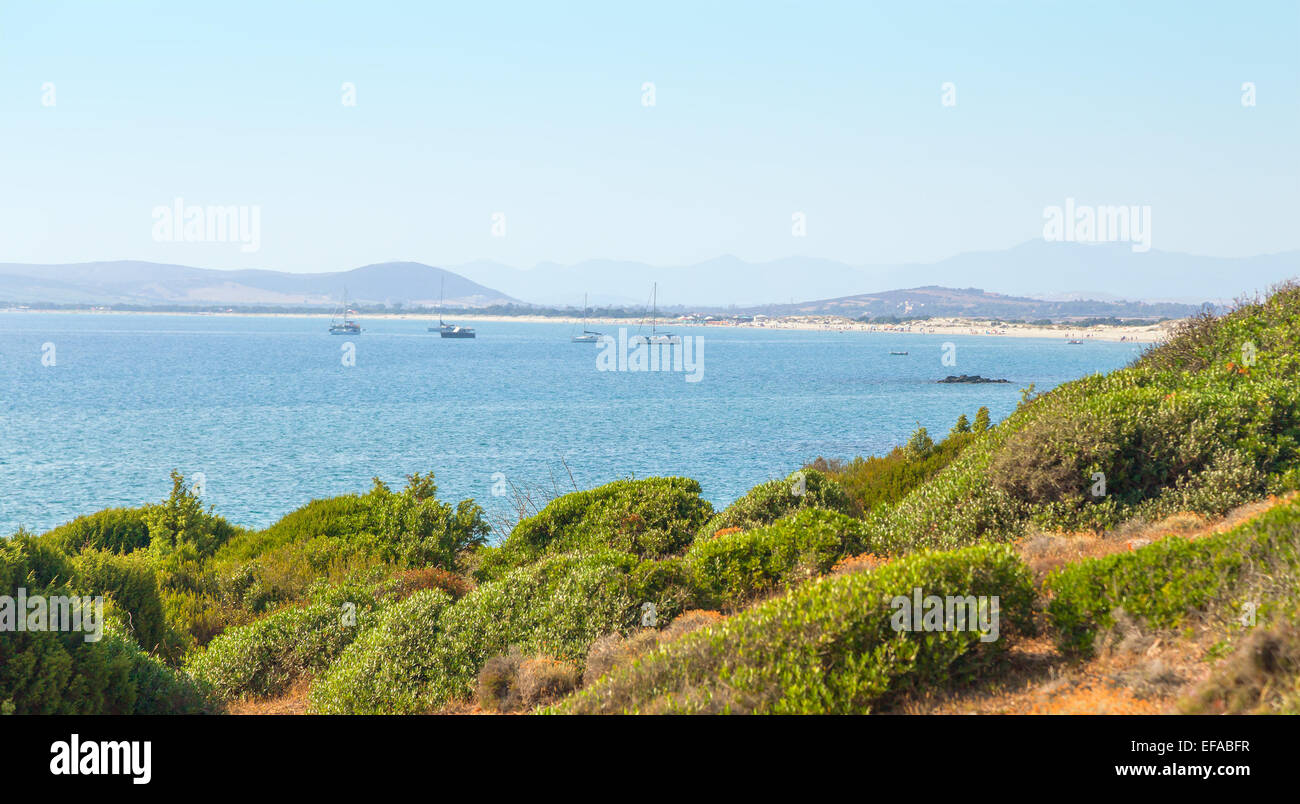 Blick auf die Bucht mit Strand und Yachten. Stockfoto