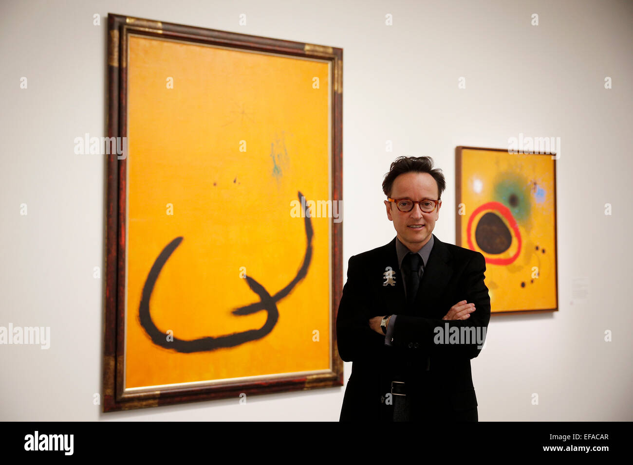 Joan Punyet Miro, Enkel des katalanischen Künstlers Joan Miró (1893-1983), posiert vor ein Stück von seinem Großvater im Bucerius Kunstforum in Hamburg, Deutschland am 29. Januar 2015. Die Ausstellung "Miro. Kunstströmungen als Poesie "(Miro. Malerei als Poesie), läuft bei der Bucerius Kunstforum vom 31. Januar - 25. Mai 2015. Foto: Jörn Bangigkeit/dpa Stockfoto