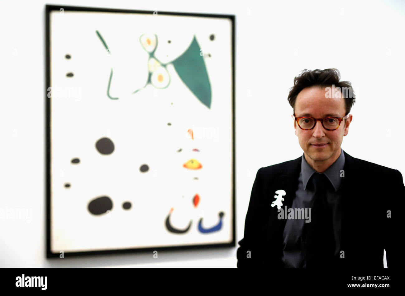 Joan Punyet Miro, Enkel des katalanischen Künstlers Joan Miró (1893-1983), posiert vor ein Stück von seinem Großvater im Bucerius Kunstforum in Hamburg, Deutschland am 29. Januar 2015. Die Ausstellung "Miro. Kunstströmungen als Poesie "(Miro. Malerei als Poesie), läuft bei der Bucerius Kunstforum vom 31. Januar - 25. Mai 2015. Foto: Jörn Bangigkeit/dpa Stockfoto