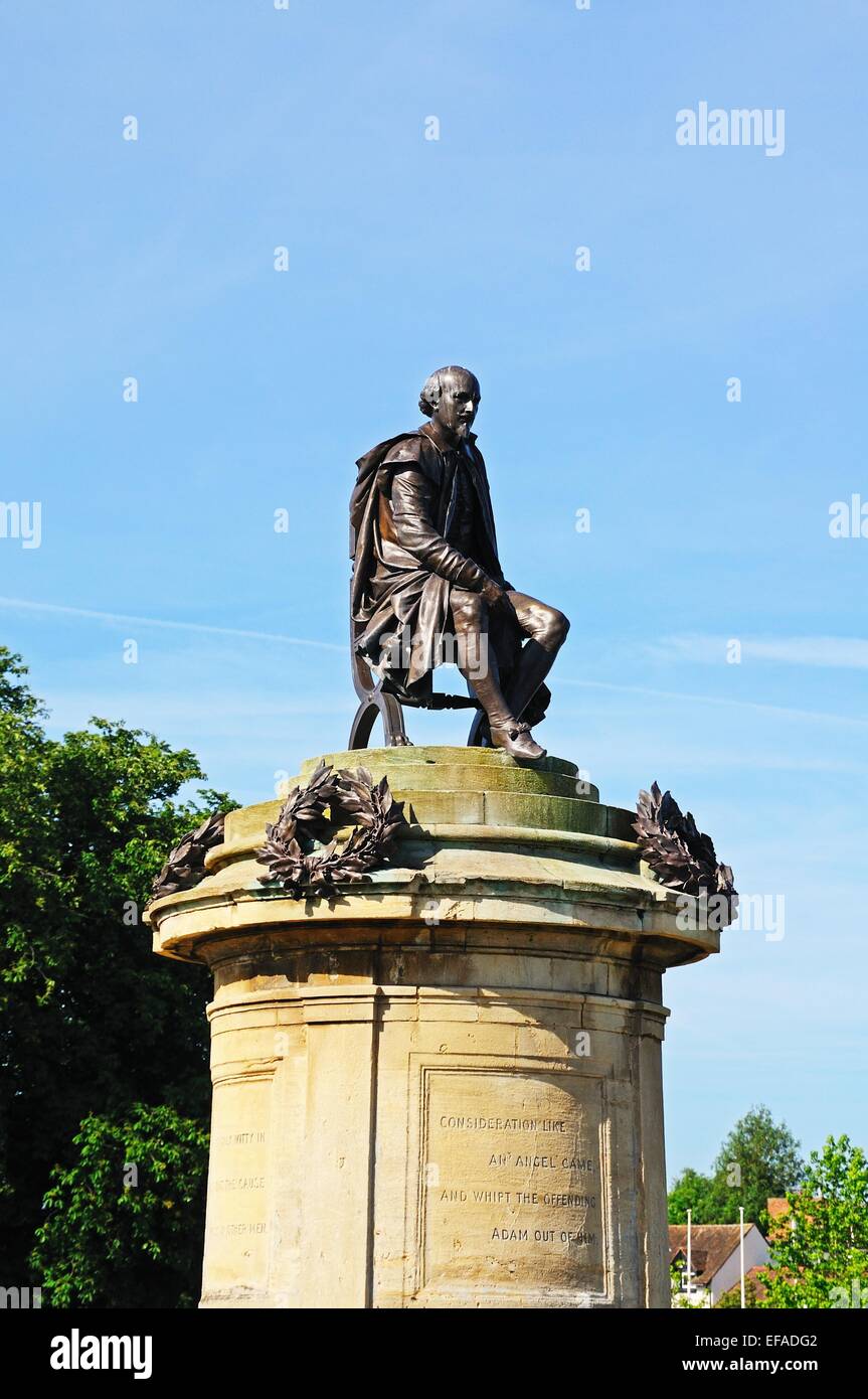 Statue von William Shakespeare sitting on Top of Gower Memorial, Stratford-upon-Avon, Warwickshire, England, UK, Europa. Stockfoto