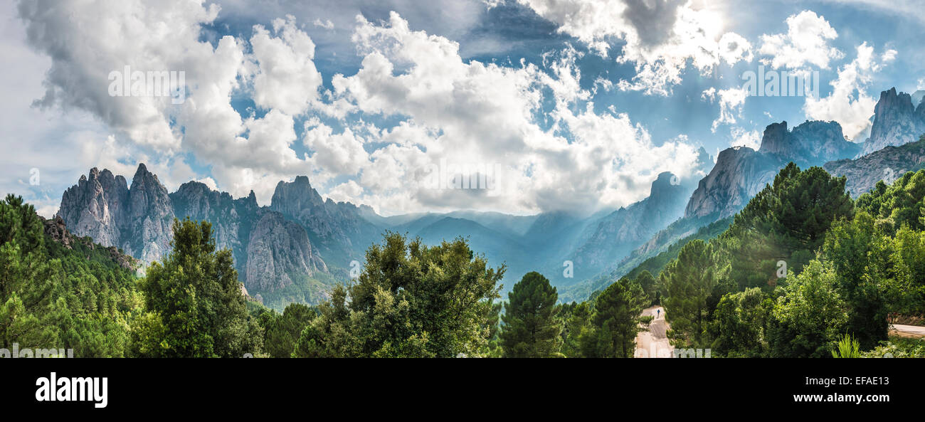 Panoramastraße durch ein Tal mit Klippen in Wolken, Col de Bavella, Bavella-massiv, Korsika, Frankreich Stockfoto