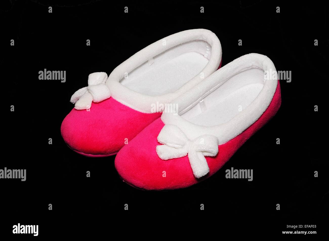 Ein paar Damen rosa Hausschuhe mit weißer Ordnung. Stockfoto