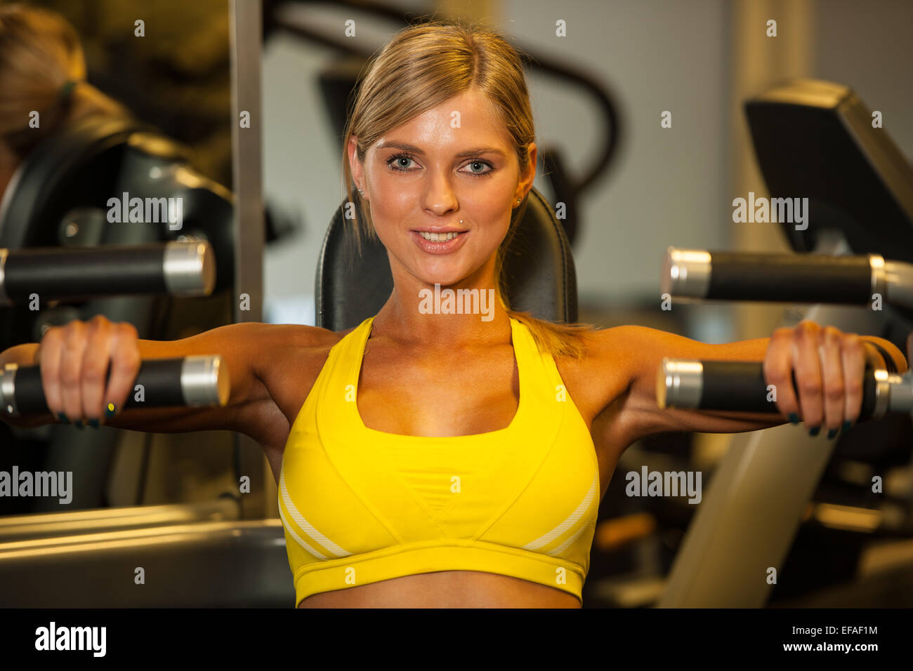 Schöne kaukasischen Frau, trainieren Sie im fitness Stockfoto