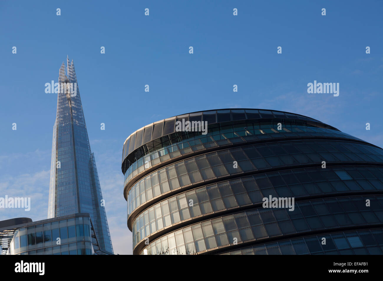 Shard Wolkenkratzer und City Hall auf der South Bank, London, UK. Stockfoto