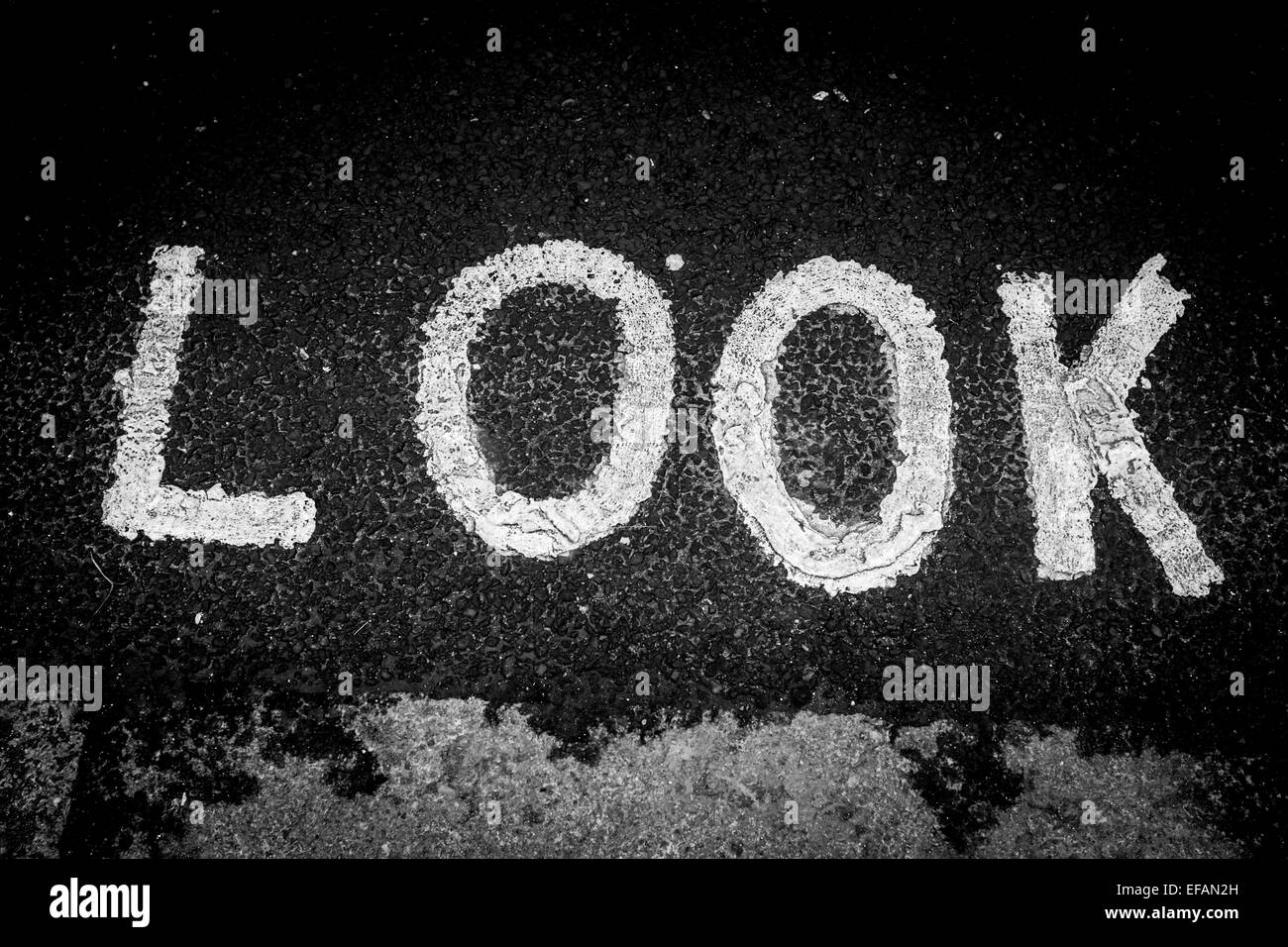 Gemalte Schriftzug auf der Straße sagen "Look" Stockfoto
