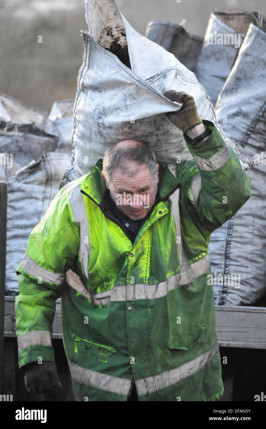 Man liefert Säcke Kohle, Cornwall, England, UK Stockfoto