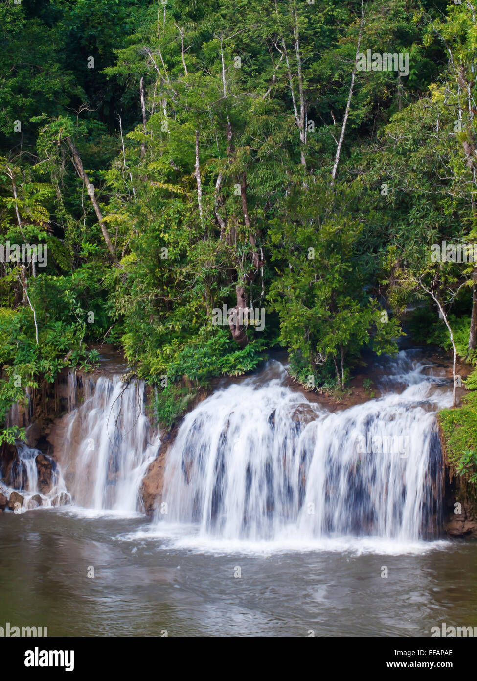 Sai Yok Yai Wasserfall fließen in Fluss Khwae Noi Stockfoto