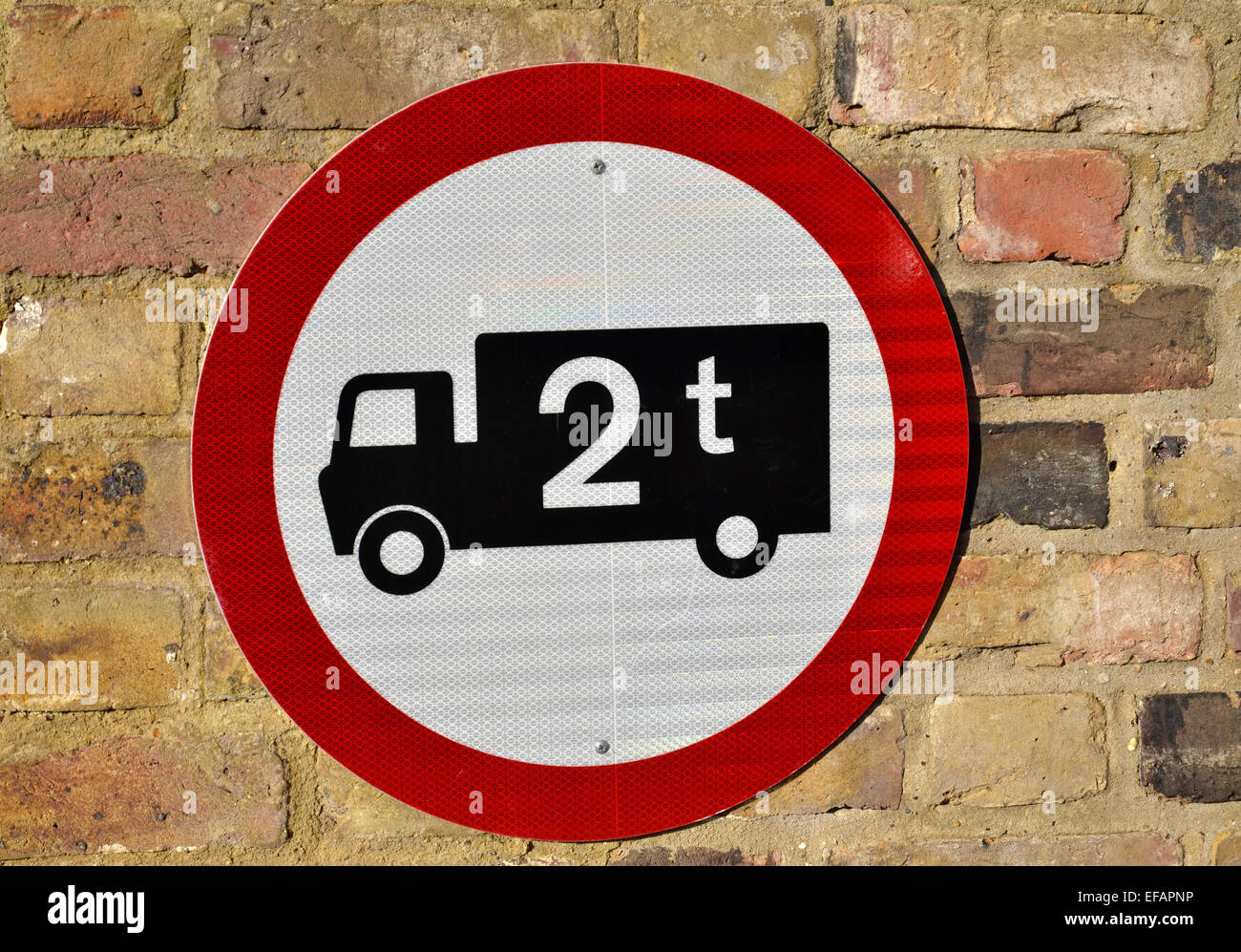 Ein zwei Tonnen Gewicht Begrenzung Zeichen Stockfoto