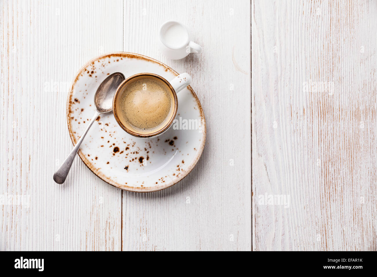 Kaffeetasse auf weißem Holz Hintergrund Stockfoto