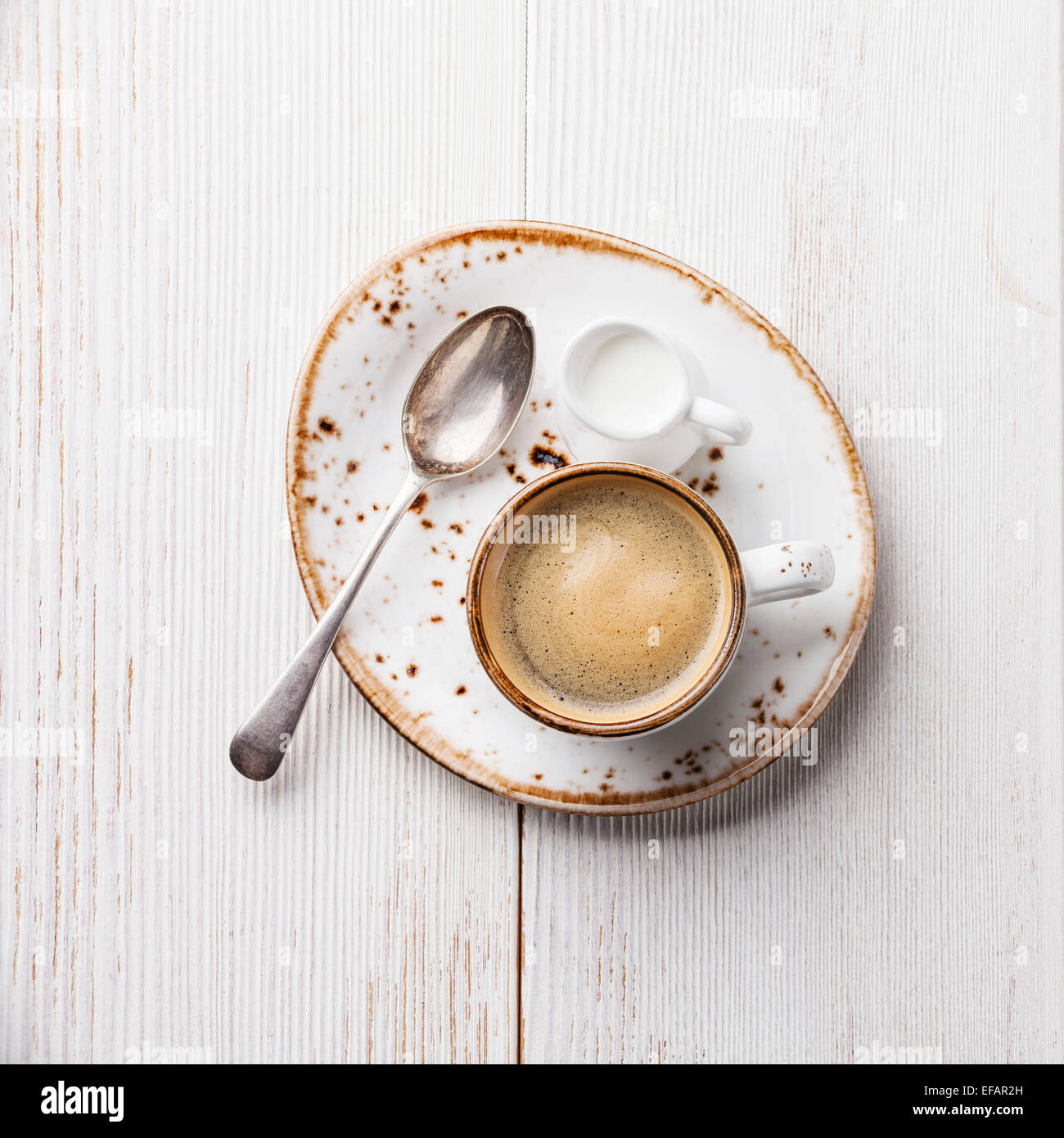 Kaffeetasse auf weißem Holz Hintergrund Stockfoto