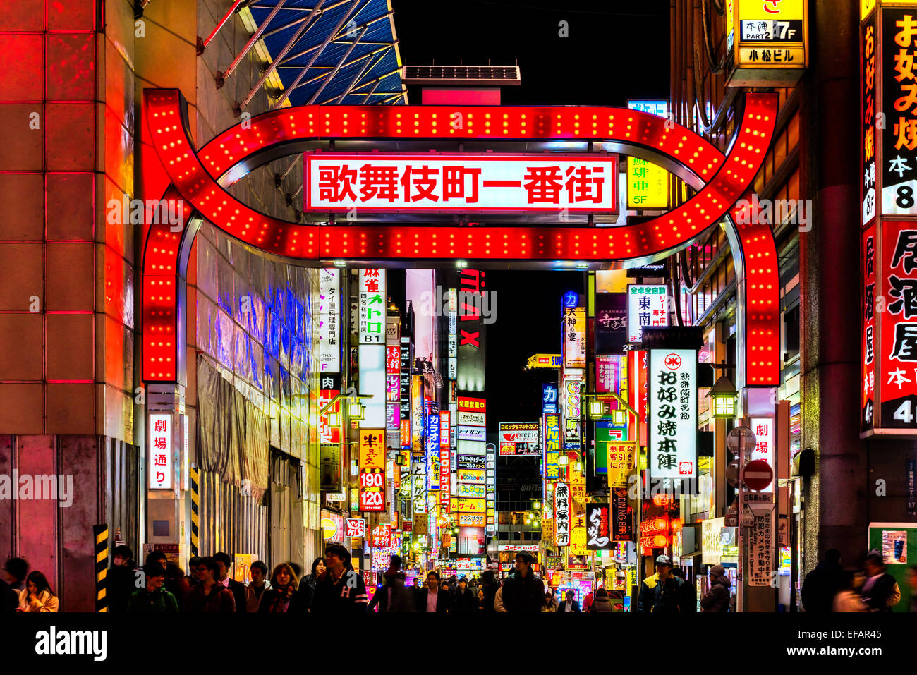 Tokio - 13 NOVEMBER: Billboards in Shinjuku Kabuki-Cho Bezirk 13. November 2014 in Tokio, JP. Die Gegend ist ein Nachtleben distri Stockfoto