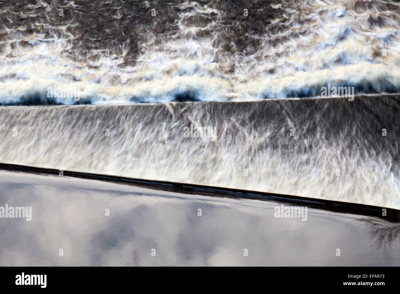 Glatt und bewegten Wasseroberflächen in einem Weir River Nidd Knaresborough North Yorkshire England Stockfoto