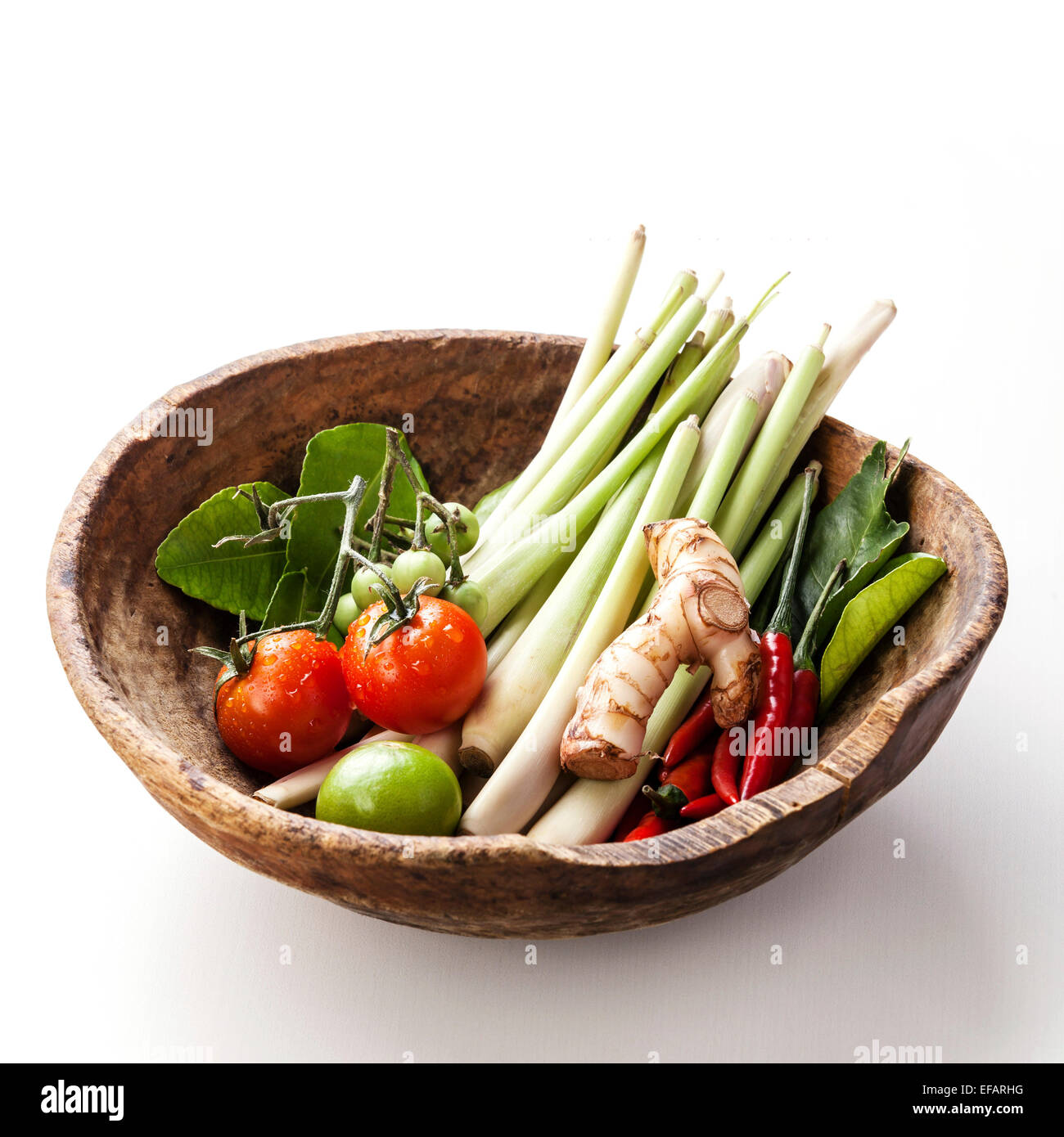 Zutaten für würzige Thai Suppe Tom Yam mit Chili-Pfeffer und Zitronengras auf weißem Holz Hintergrund Stockfoto