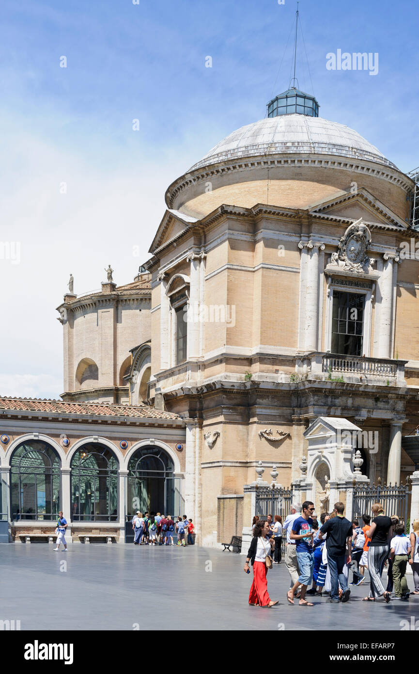 Teil der Gebäude des vatikanischen Museums und der Eingang zu den Vatikanischen Garten, Rom, Italien. Stockfoto