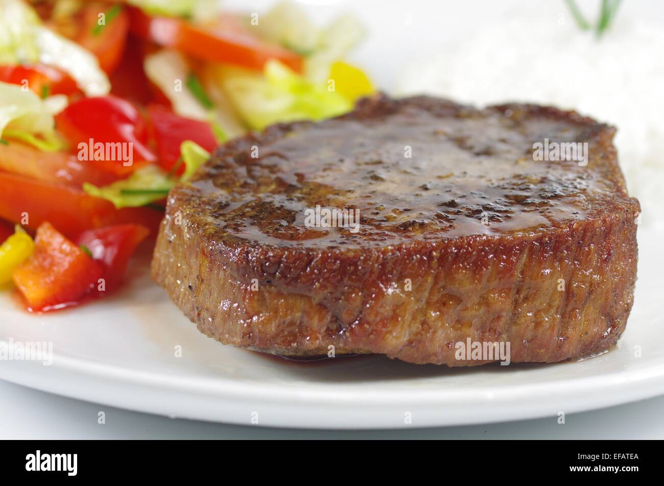Steak mit Reis und Gemüse auf Teller Stockfoto