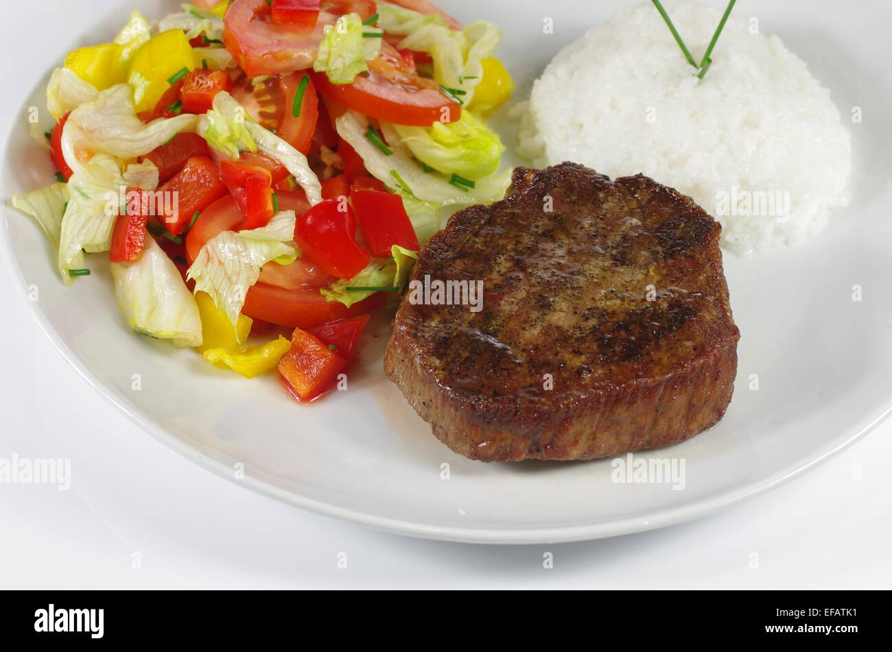 Steak mit Reis und Gemüse auf Teller Stockfoto